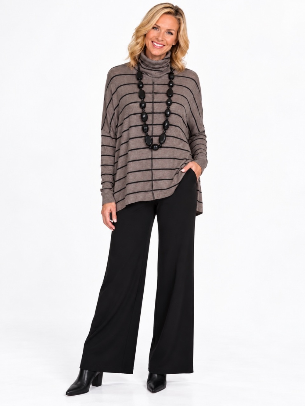 D’CLOSET Lightweight Turtleneck Top in Taupe and Black Size: Large
